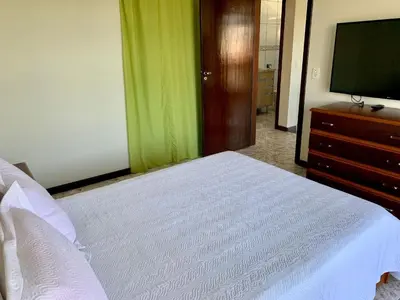 Uma televisão e/ou sistema de entretenimento em 053 - Casa de praia para até 10 pessoas Bombinhas, com 4 vagas de garagem