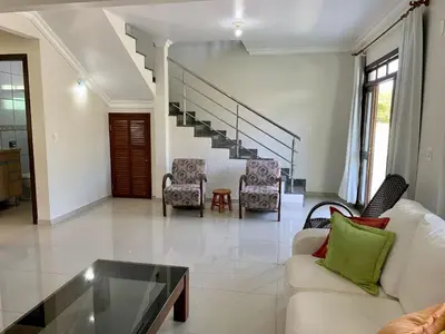 Uma área de estar em 053 - Casa de praia para até 10 pessoas Bombinhas, com 4 vagas de garagem