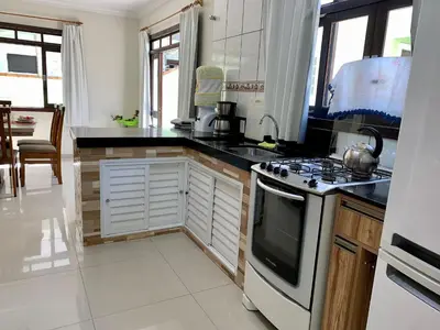 A cozinha ou kitchenette de 053 - Casa de praia para até 10 pessoas Bombinhas, com 4 vagas de garagem