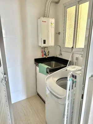 Uma casa de banho em Apartamento Avenida F