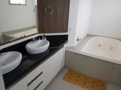 A planta de APARTAMENTO AMPLO - 3 SUÍTES - VISTA DESLUMBRANTE para O MAR NO CENTRO DE ITAPEMA, SC