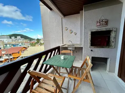 Uma varanda ou terraço em Ed Las Condes - Bombinhas