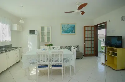 Uma televisão e/ou sistema de entretenimento em Pousada Morada da Praia
