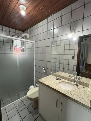 Uma casa de banho em Lindo apartamento super completo em Meia Praia, 100 metros do mar e 10 quadras do centro