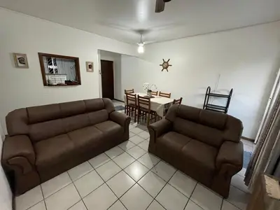Uma área de estar em Lindo apartamento super completo em Meia Praia, 100 metros do mar e 10 quadras do centro