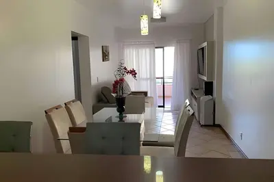 Uma televisão e/ou sistema de entretenimento em Lindo apto em Bombas à 80 metros do mar!