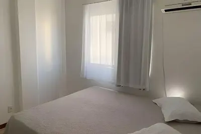 Uma cama ou camas num quarto em Lindo apto em Bombas à 80 metros do mar!