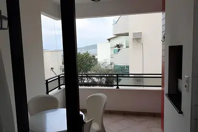 Uma varanda ou terraço em Lindo apto em Bombas à 80 metros do mar!