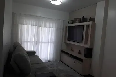 Uma televisão e/ou sistema de entretenimento em Lindo apto em Bombas à 80 metros do mar!