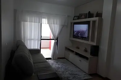 Uma televisão e/ou sistema de entretenimento em Lindo apto em Bombas à 80 metros do mar!