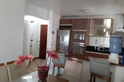 A cozinha ou kitchenette de Lindo apto em Bombas à 80 metros do mar!