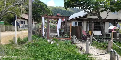 Um jardim no exterior de Residencial Bombinhas Pé na Areia