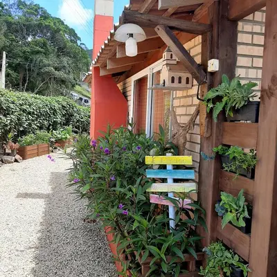 Um jardim no exterior de Residencial Bombinhas Pé na Areia