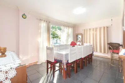 Uma área de estar em Casa em Bombinhas com piscina