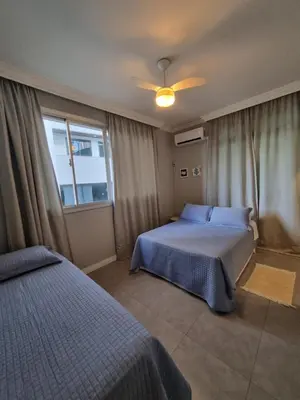 Uma cama ou camas num quarto em Apartamento inteiro 30 metros do mar