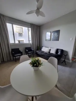Uma área de estar em Apartamento inteiro 30 metros do mar