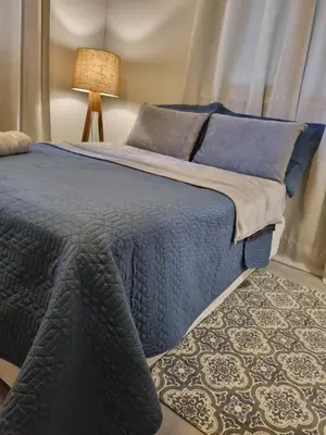 Uma cama ou camas num quarto em Apartamento inteiro 30 metros do mar