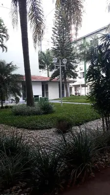 Um jardim no exterior de Apartamento inteiro 30 metros do mar