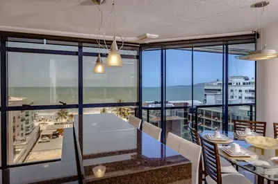 Uma varanda ou terraço em Lindo AP Vista Mar 60m Praia!!!
