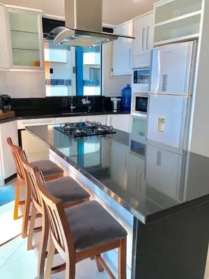 A cozinha ou kitchenette de Lindo AP Vista Mar 60m Praia!!!