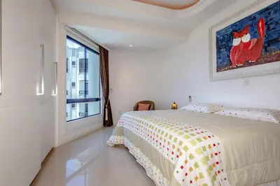 Uma cama ou camas num quarto em Lindo AP Vista Mar 60m Praia!!!
