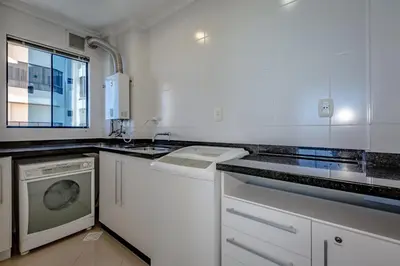 A cozinha ou kitchenette de Lindo AP Vista Mar 60m Praia!!!