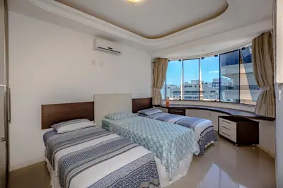 Uma cama ou camas num quarto em Lindo AP Vista Mar 60m Praia!!!