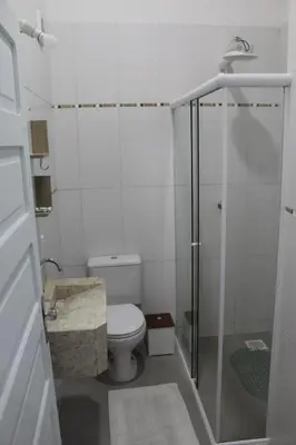 Uma casa de banho em Residencial Annabel Apto 04