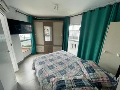 Uma cama ou camas num quarto em Itapema-Meia Praia- quartos -Frente Mar!