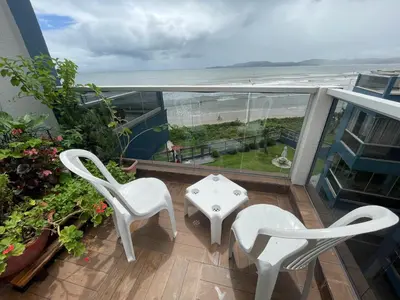 Uma varanda ou terraço em Itapema-Meia Praia- quartos -Frente Mar!