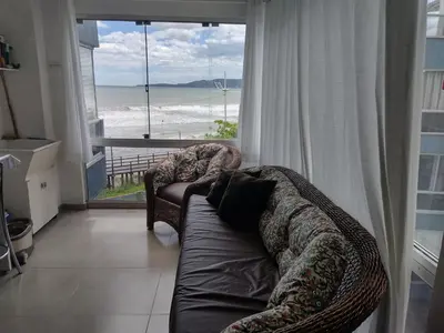 Uma área de estar em Itapema-Meia Praia- quartos -Frente Mar!
