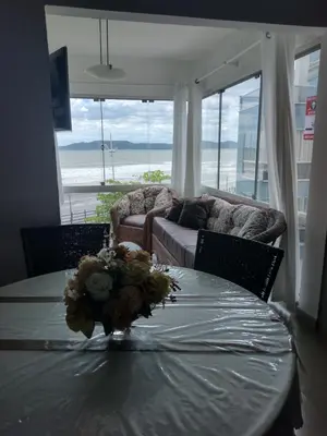 Uma área de estar em Itapema-Meia Praia- quartos -Frente Mar!