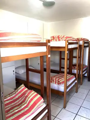 Uma cama ou camas num quarto em Quatro Ilhas Beach Hostel