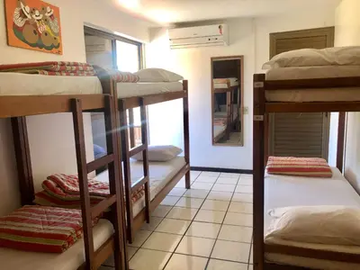 Uma cama ou camas num quarto em Quatro Ilhas Beach Hostel
