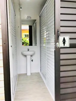 Uma casa de banho em Quatro Ilhas Beach Hostel