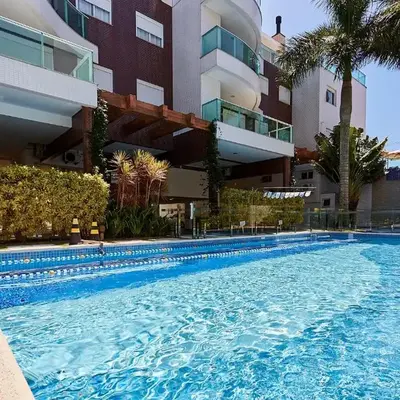 1021 Apartamento em condomínio com piscina localizado na Avenida da praia do centro de Bombinhas