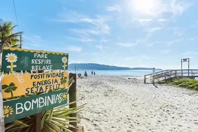 A planta de 1035 Apartamento agradável e econômico para até 05 pessoas na praia do centro de Bombinhas