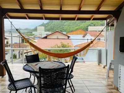 Uma vista geral da montanha ou uma vista da montanha a partir da casa de férias