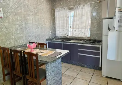 A cozinha ou kitchenette de Casa Barata Próxima a Praia