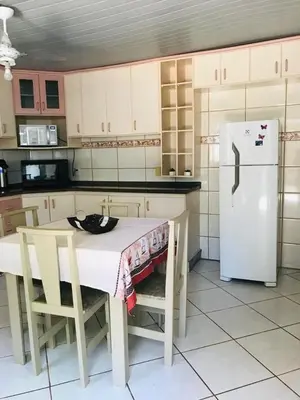 A cozinha ou kitchenette de Casa Barata Próxima a Praia