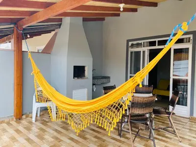 Uma televisão e/ou sistema de entretenimento em Casa Barata Próxima a Praia