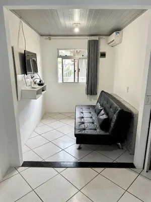 Uma televisão e/ou sistema de entretenimento em Casa Barata Próxima a Praia