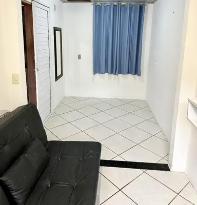Uma área de estar em Casa Barata Próxima a Praia