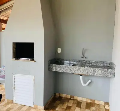 Uma televisão e/ou sistema de entretenimento em Casa Barata Próxima a Praia