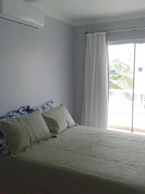 Uma cama ou camas num quarto em Ótimo Apto. em Bombas