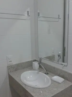 Uma casa de banho em Ótimo Apto. em Bombas