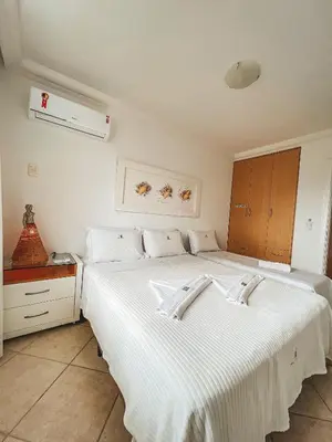 Uma cama ou camas num quarto em Casa do Artista a 60m do mar, piscina, 4 quartos