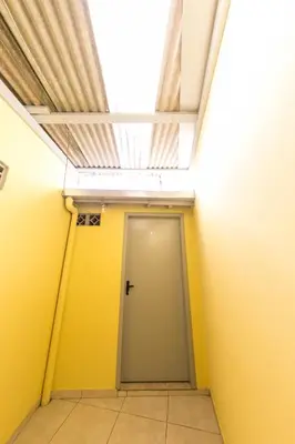 A planta de KIT 5 - Estúdio com churrasqueira piscina ar wifI vaga cozinha
