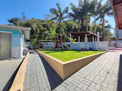 Um jardim no exterior de DS2 - 2 Dorm PIscina AR WIFI Churrasqueira - BRUNO KLEMTZ