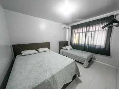 A planta de DK2 CASA PISCINA CHURRASQUEIRA SINUCA 3 AR WIFI 3 VaGAS 3 DORM 6 X SEM JUROS NO CARTÃO